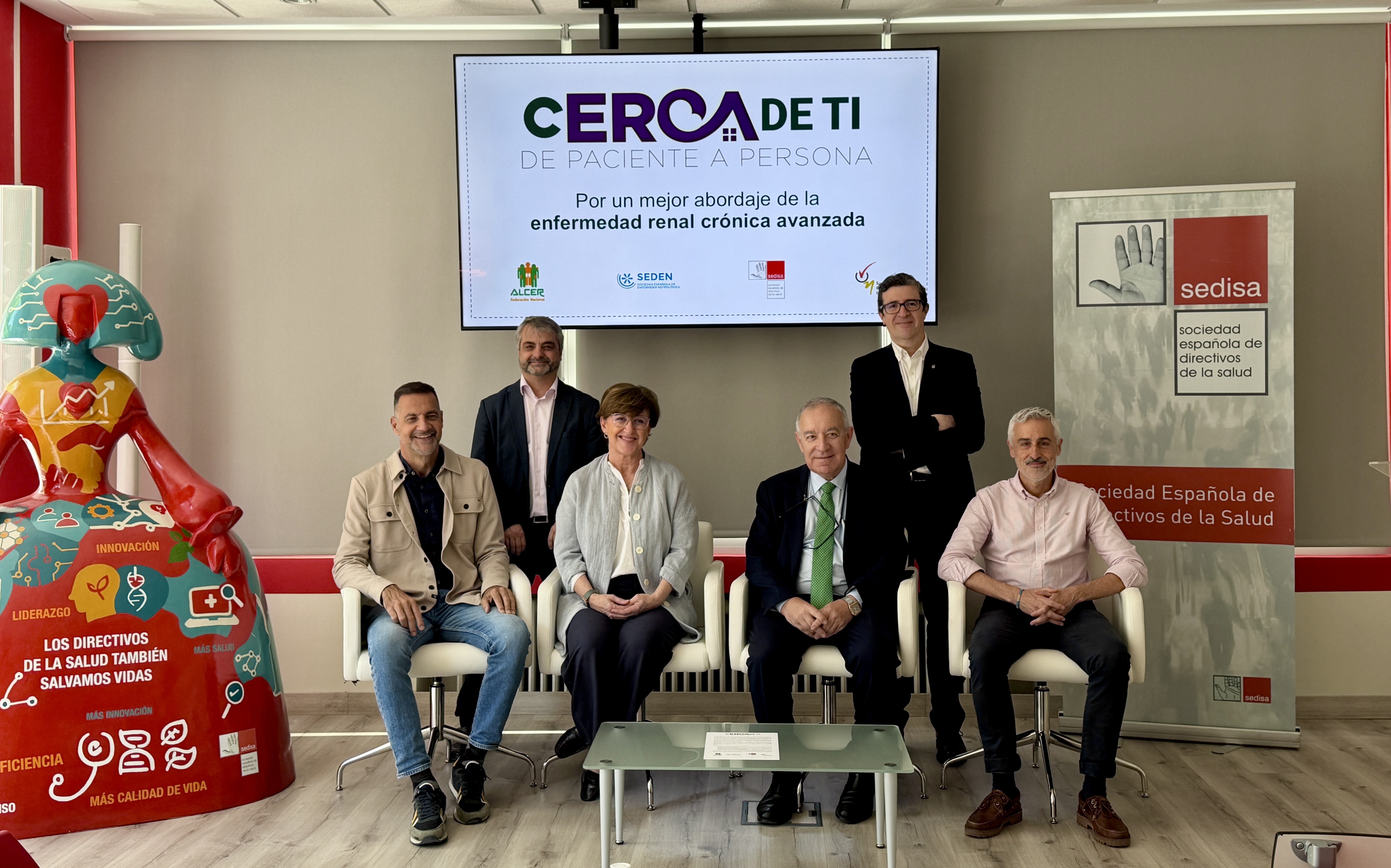 Reunión de trabajo y firma del "Compromiso cERCA de ti. De Paciente a Persona"